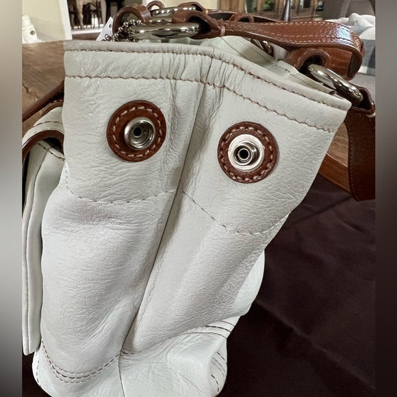 🌸COACH Soho pocket tote. - Picture 4 of 15